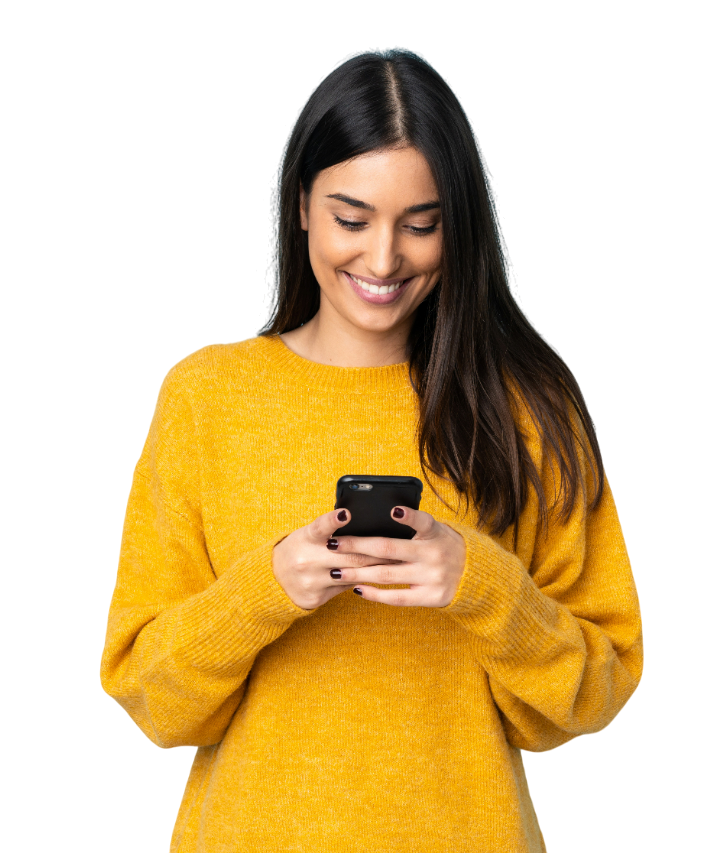 Une femme en jaune passant un appel sur son téléphone portable