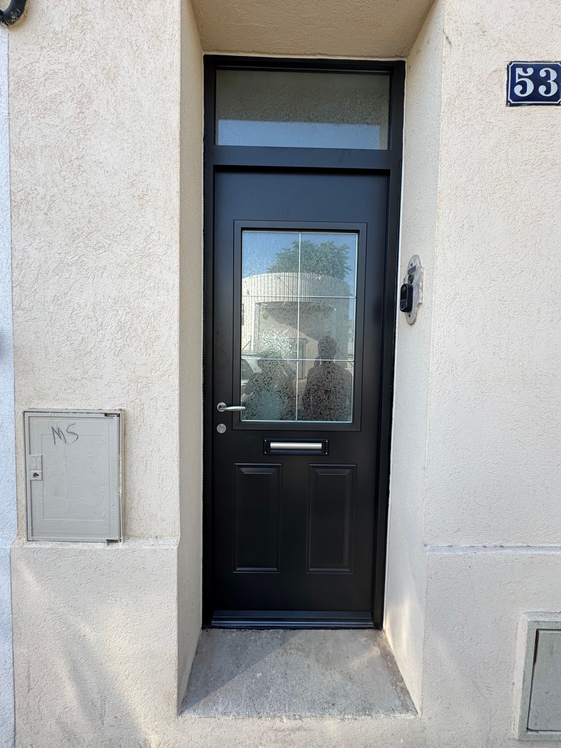 Porte en aluminium ajourée