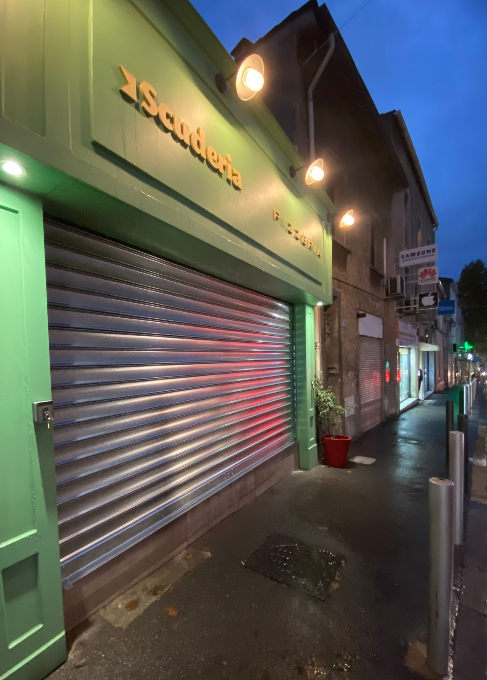 Un rideau métallique de magasin de nuit