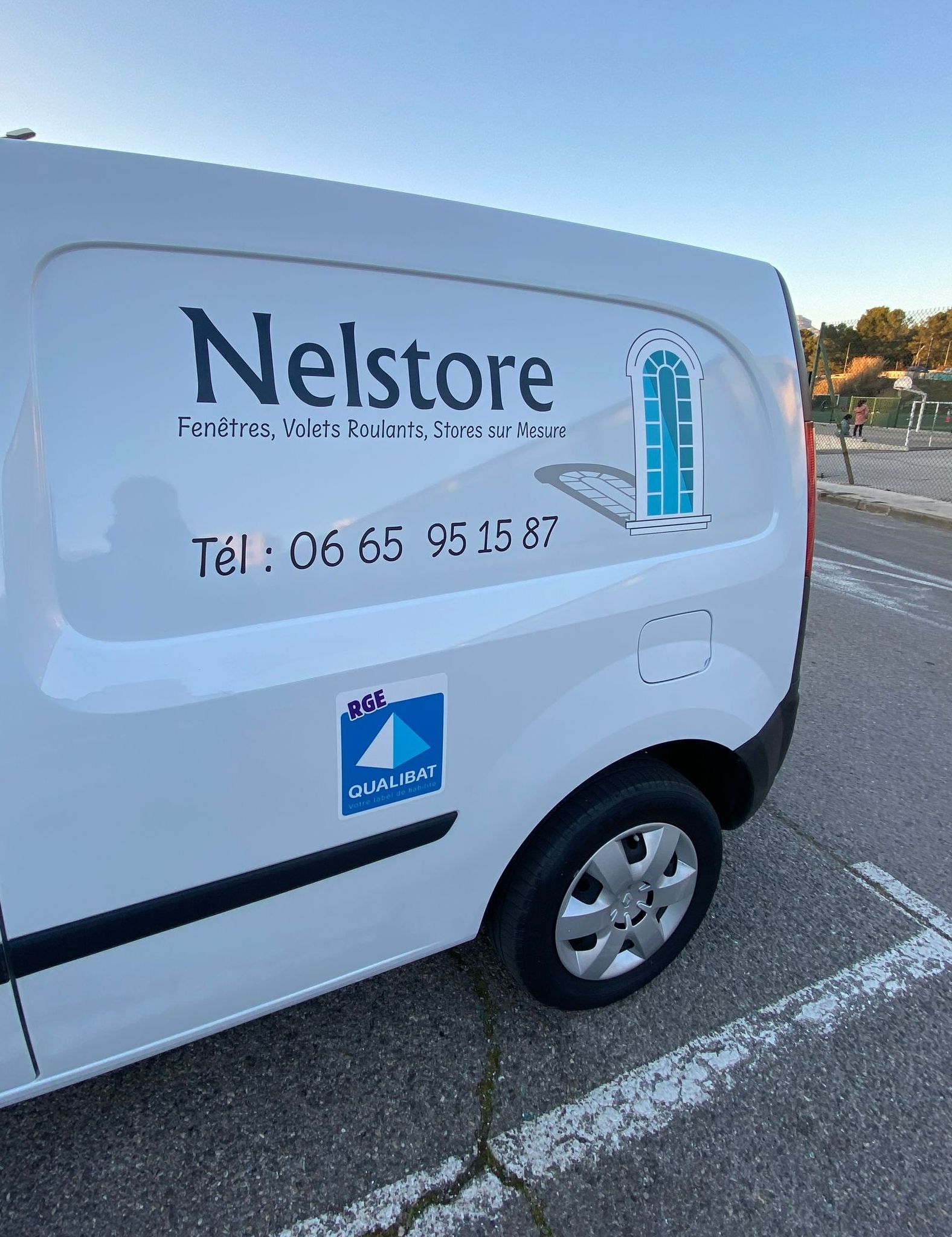 Gros plan sur la camionnette du professionnel