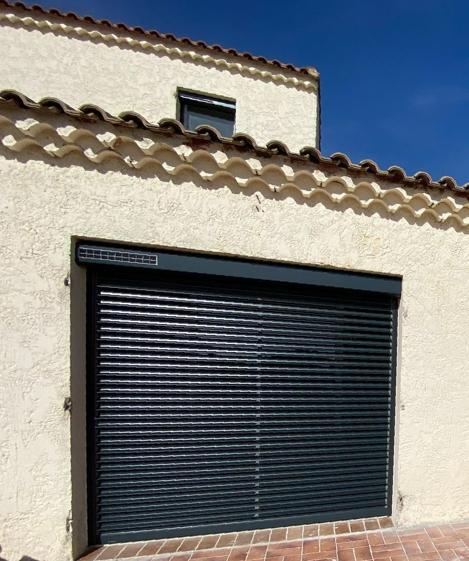 Une baie vitrée avec un volet solaire fermé