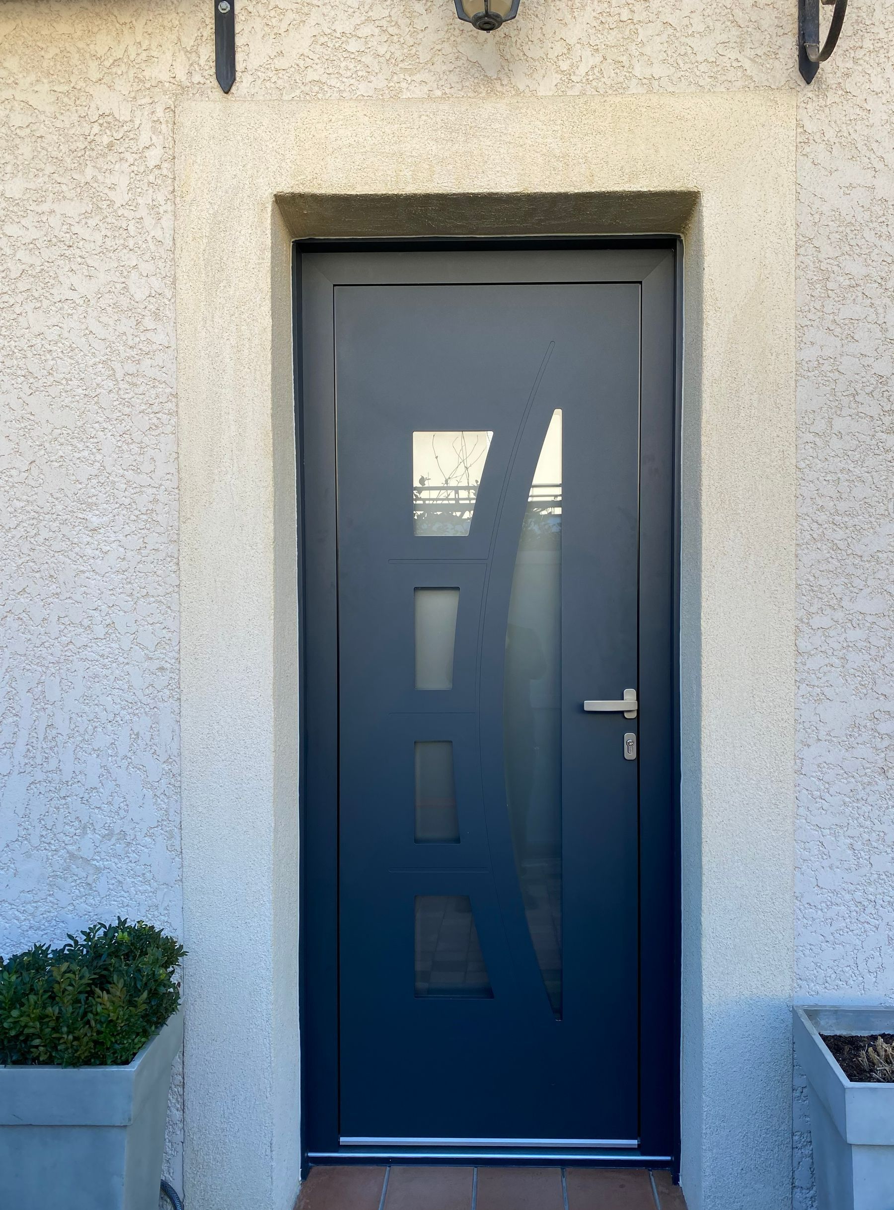 Une porte d'entrée avec un vitrage opaque