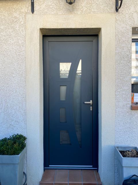 Une porte en aluminium