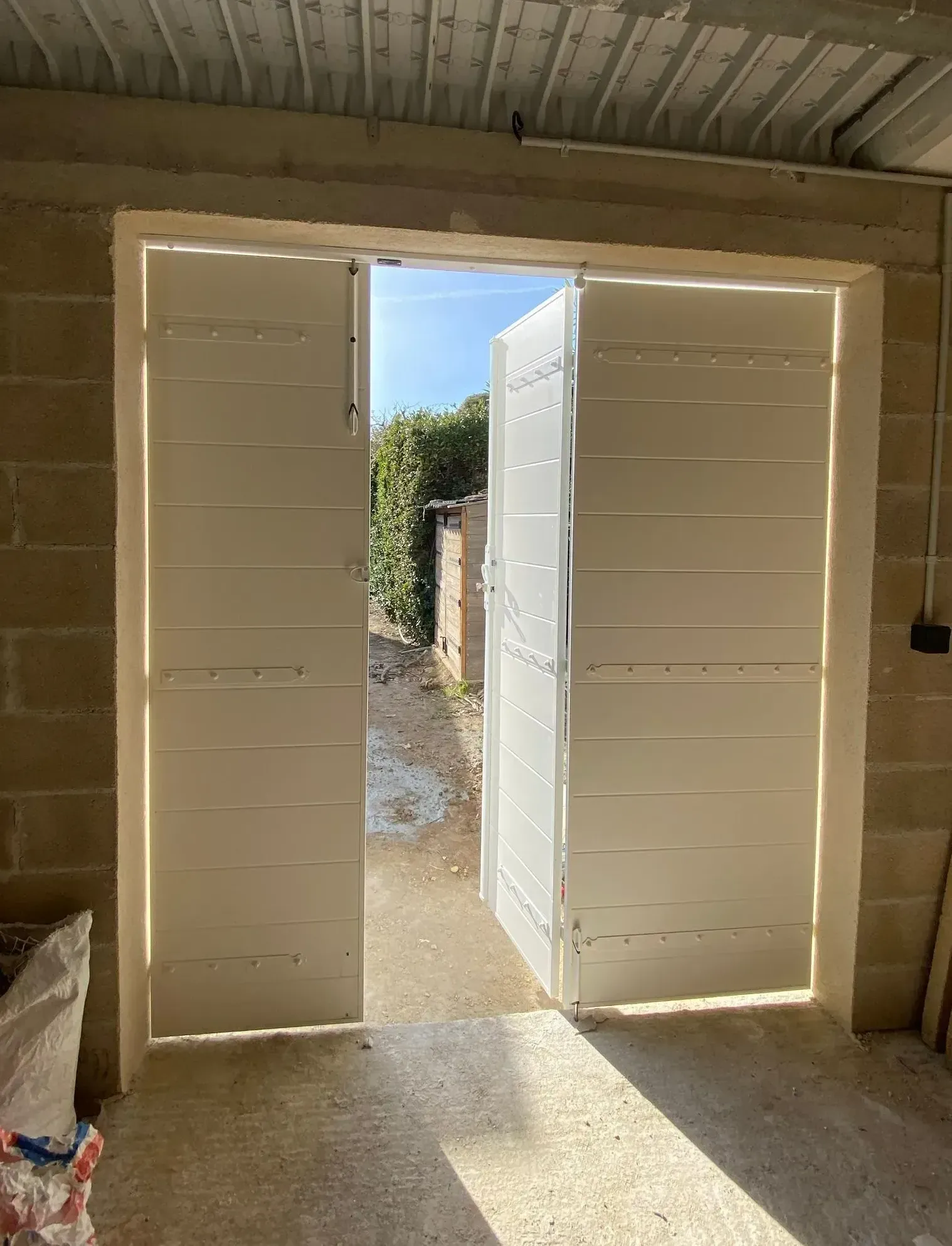 Une porte de garage sectionnelle