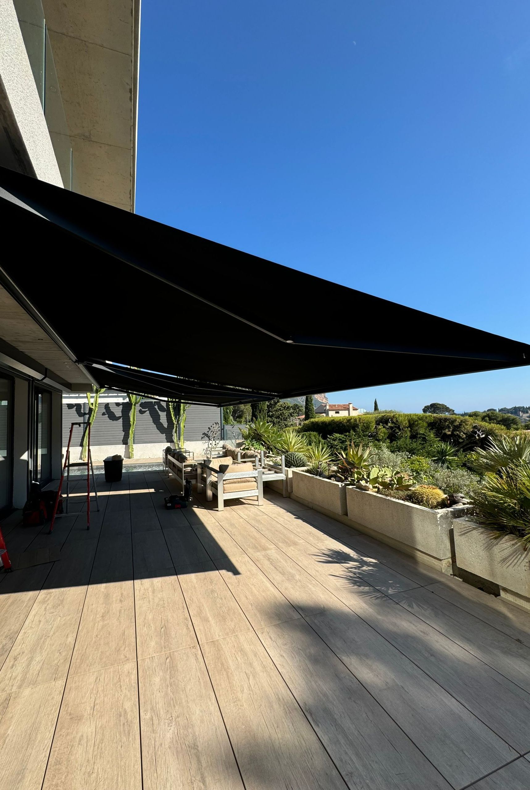 Un store banne noir sur une terrasse