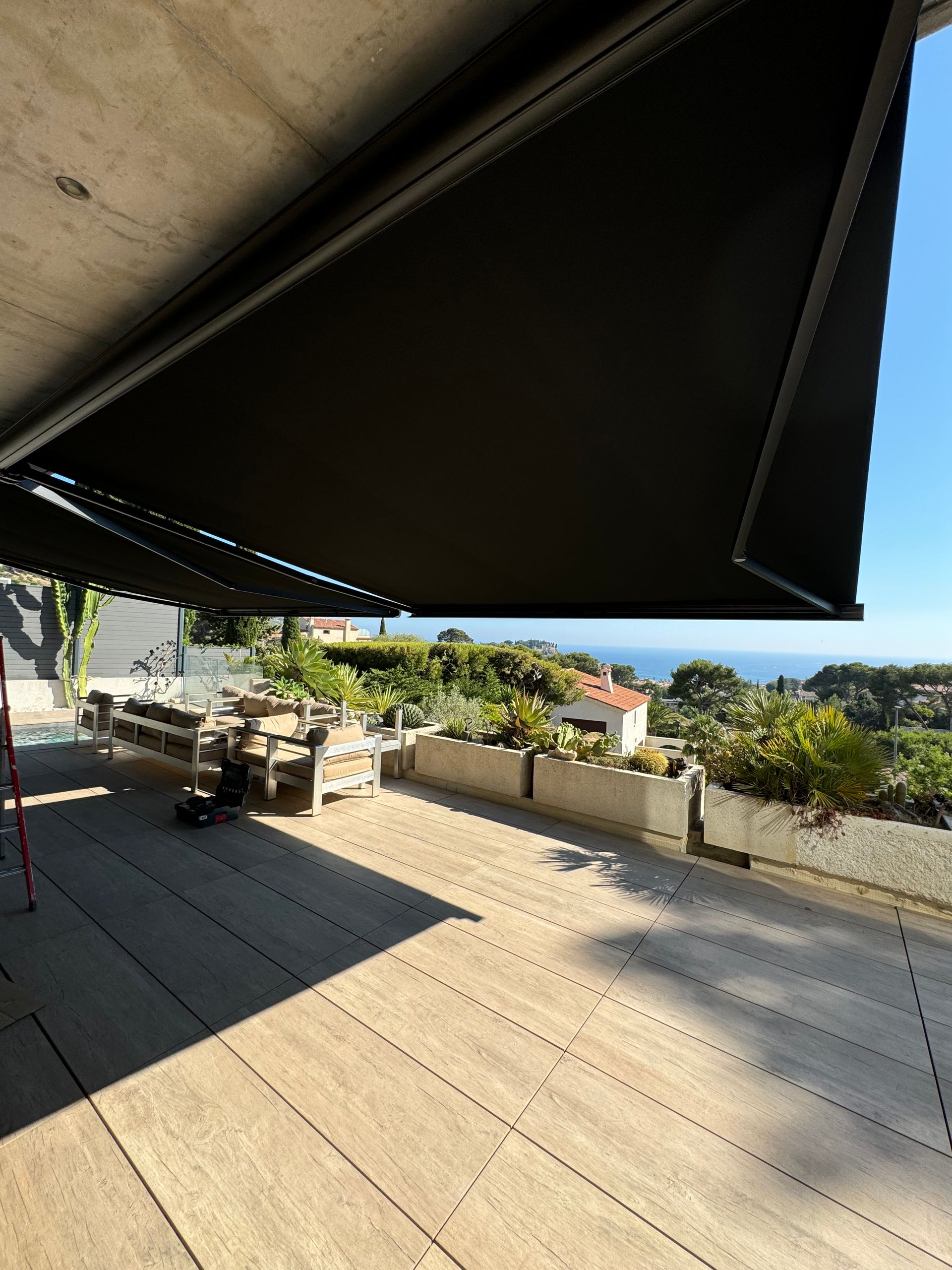 Store banne déroulé sur une terrasse en bois