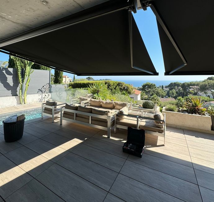 Une terrasse avec un store banne déployé