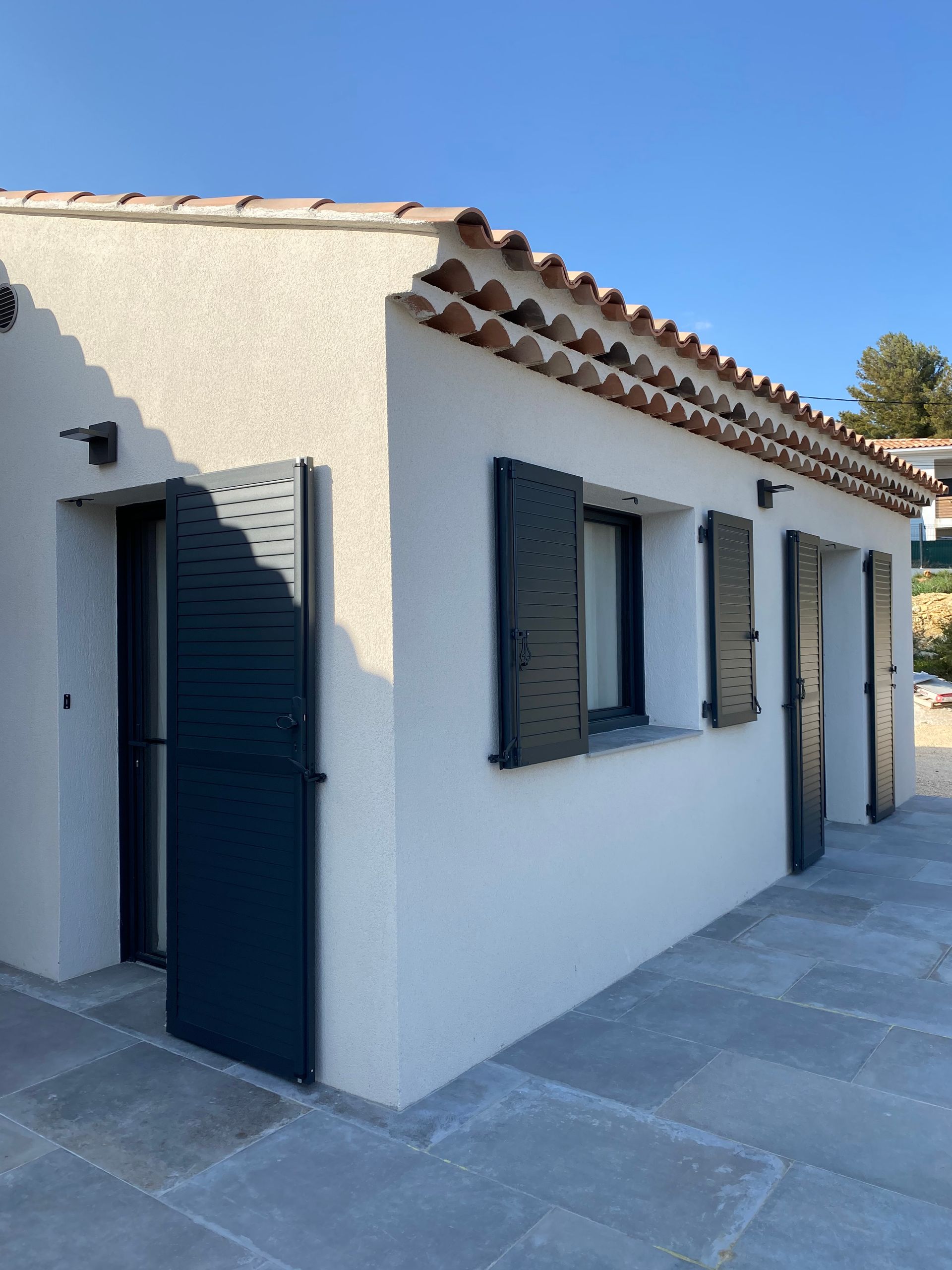 Une façade avec des volets battants