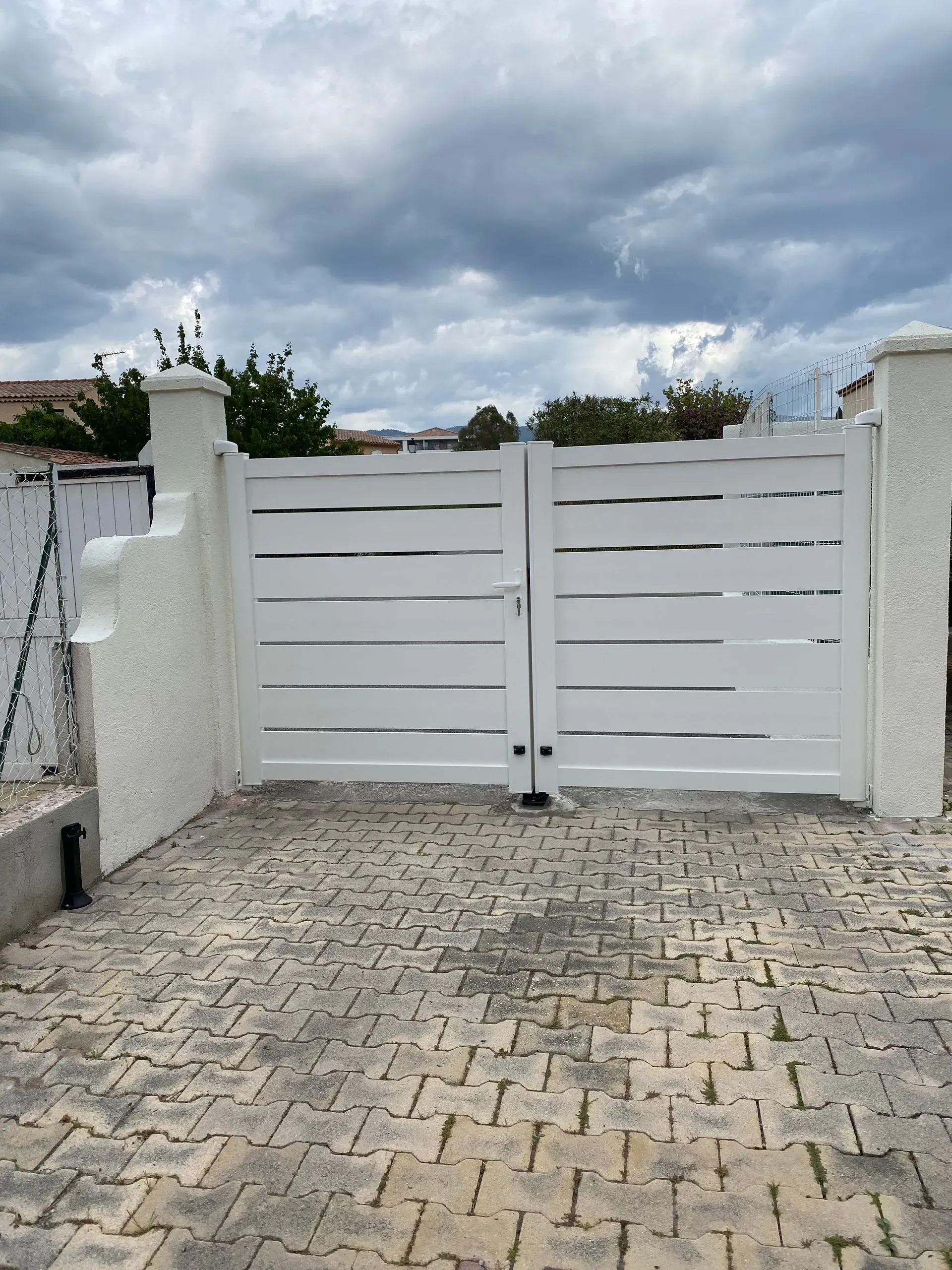 Un portail blanc fermé