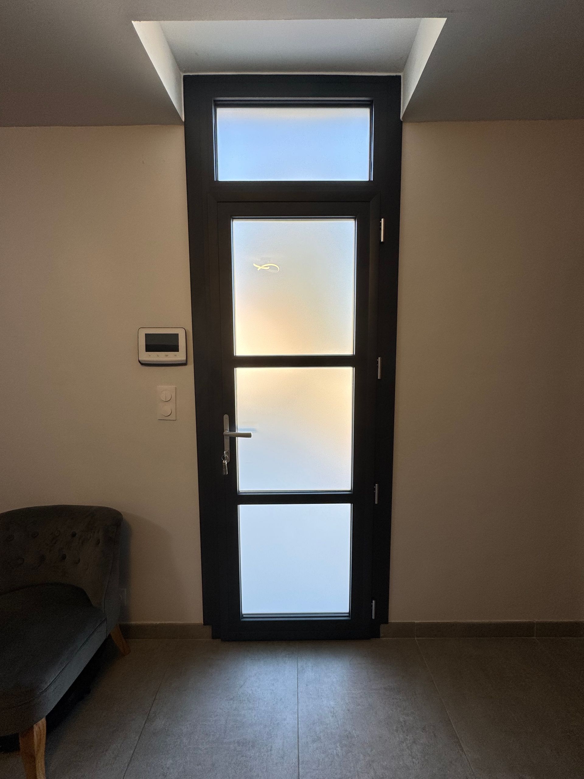 Une porte avec un vitrage opaque