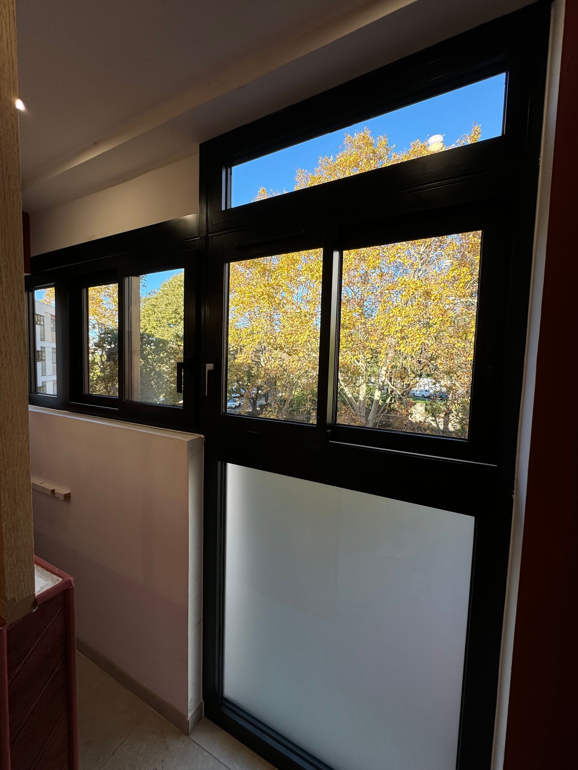 Des fenêtres noires