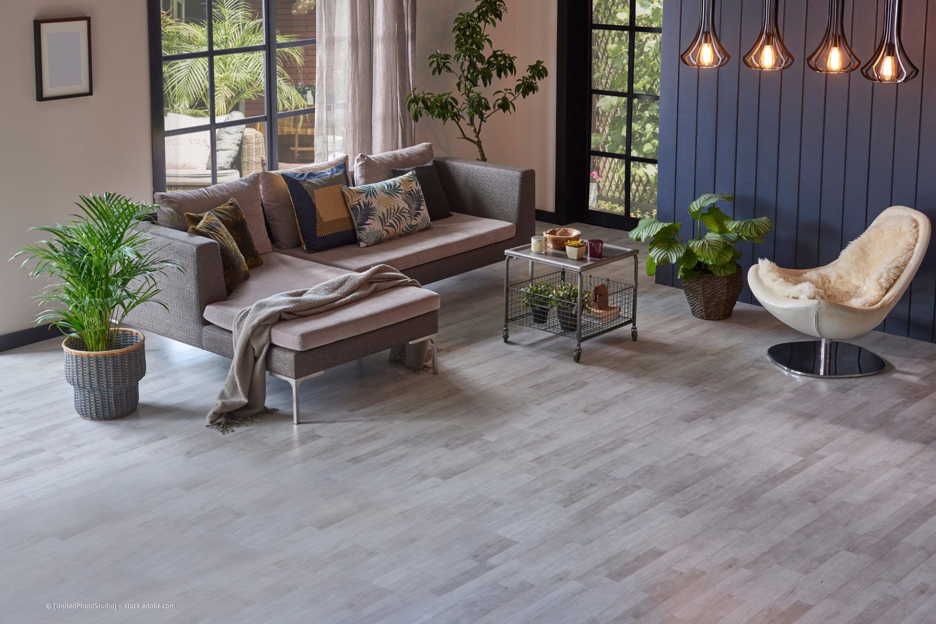 Wohnzimmer mit modernem Bodenbelag von Baltes GmbH