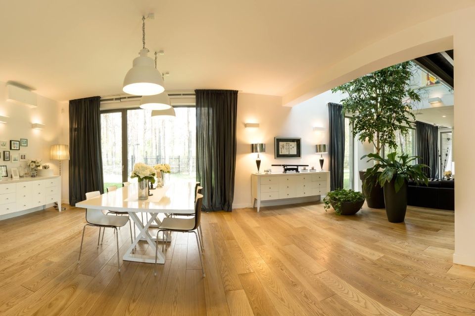 Großes gemütliches Wohnzimmer mit Holzboden der Baltes GmbH