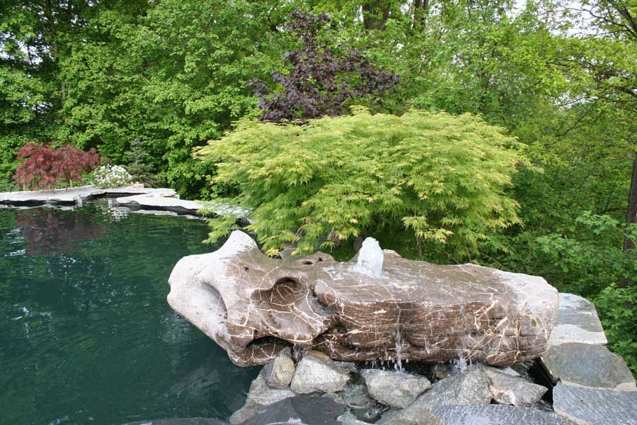 Wasserspiel sprudelnde Quelle