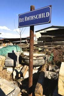Un panneau de rue bleu indiquant « RUE ROTHSCHILD ».