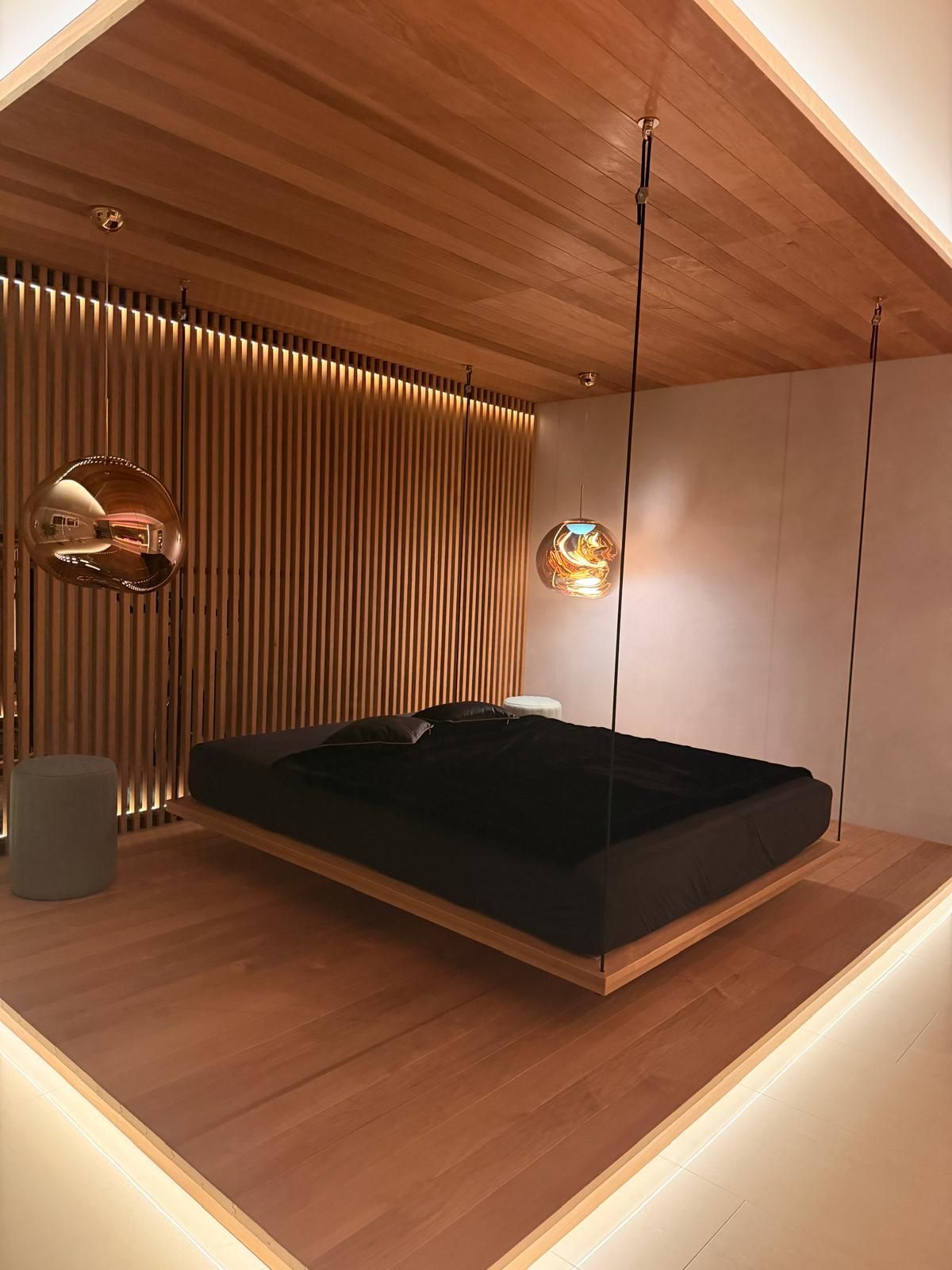 Eingangstür aus Holz mit Milchglaseinsätzen und vertikalem Türgriff in einer beigefarbenen Aussenwand.