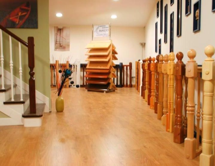 Una habitación con muchas barandillas y escaleras de madera.