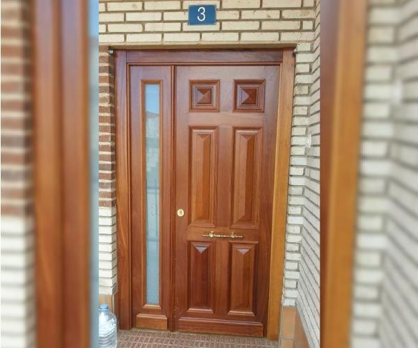 Una puerta de madera con el número 3