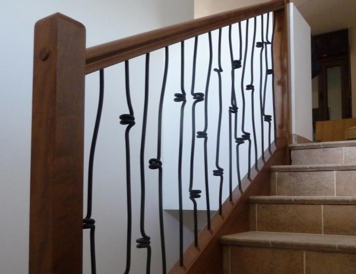 Una escalera con barandilla de madera y barandilla de metal