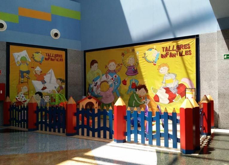 Un pasillo con un cartel que dice talleres infantiles