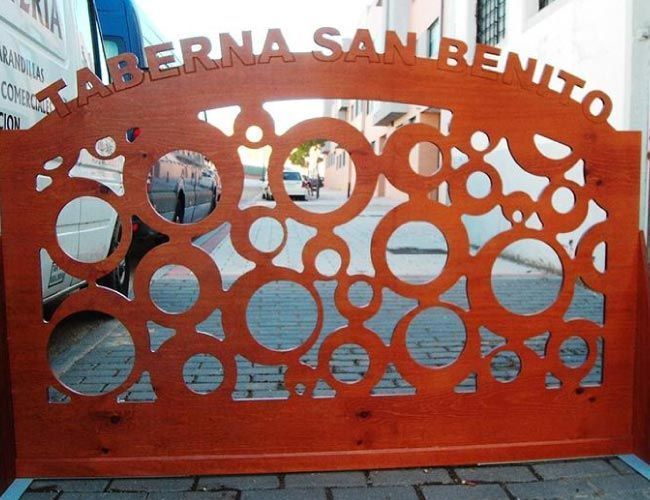 Un cartel de madera que dice taberna san benito.