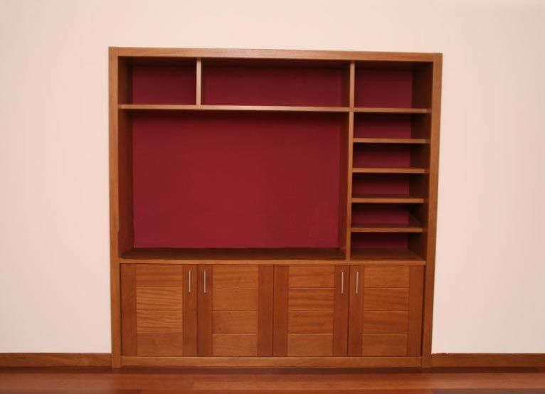 Un estante de madera con estantes y puertas rojas.