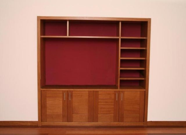 Un estante de madera con estantes y puertas rojas.