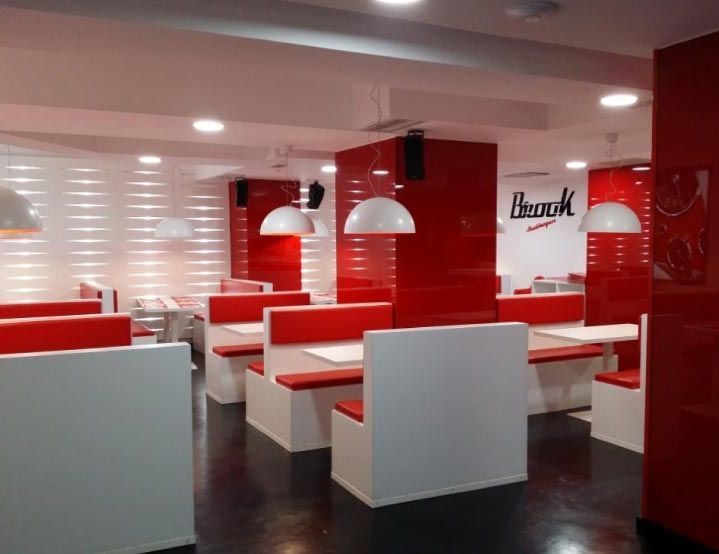 Un restaurante con cabinas rojas y blancas y un cartel que dice cherry k