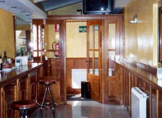 Una habitación con una señal de salida en la pared