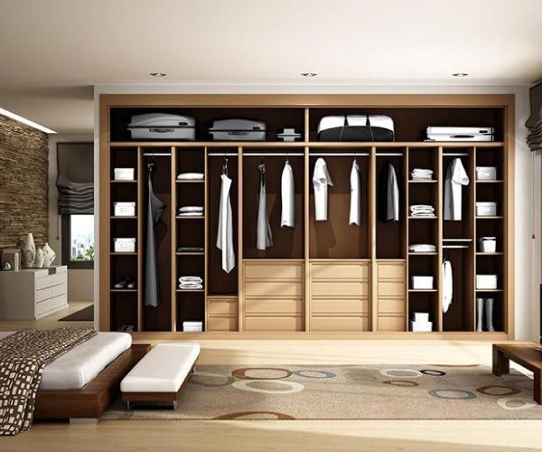 Un dormitorio con un gran armario lleno de ropa.