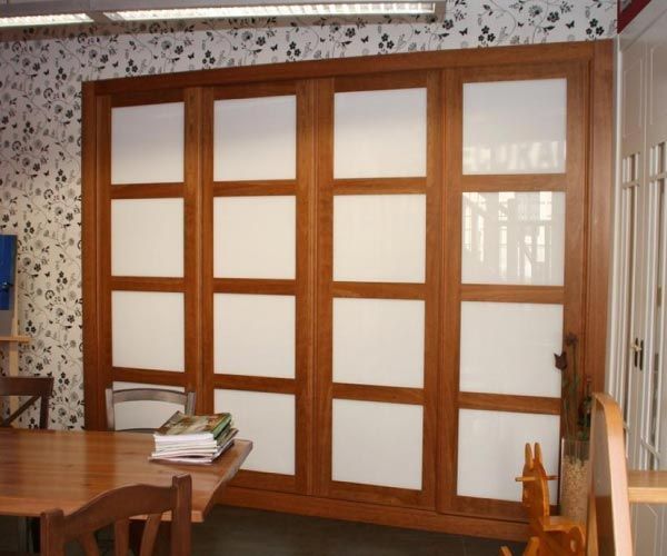 Una habitación con una pared de madera con cuadrados blancos.