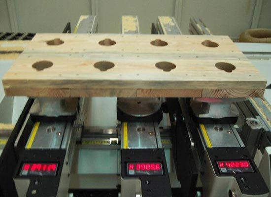 Un trozo de madera colocado encima de una máquina que tiene escrita una 