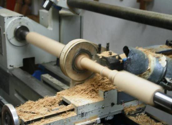 Se está torneando un trozo de madera en un torno