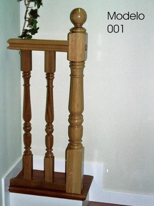 Una imagen de una barandilla de madera con el número 001 en ella.