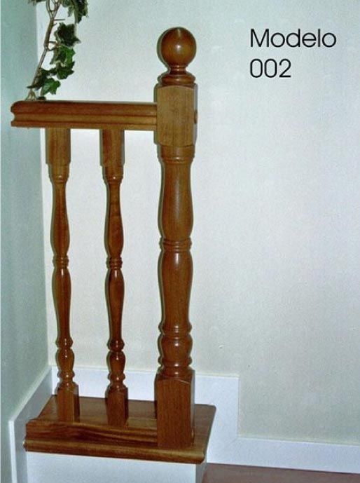 Una foto de una barandilla de madera que dice modelo 002