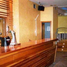 Un mostrador con un cartel de Guinness.