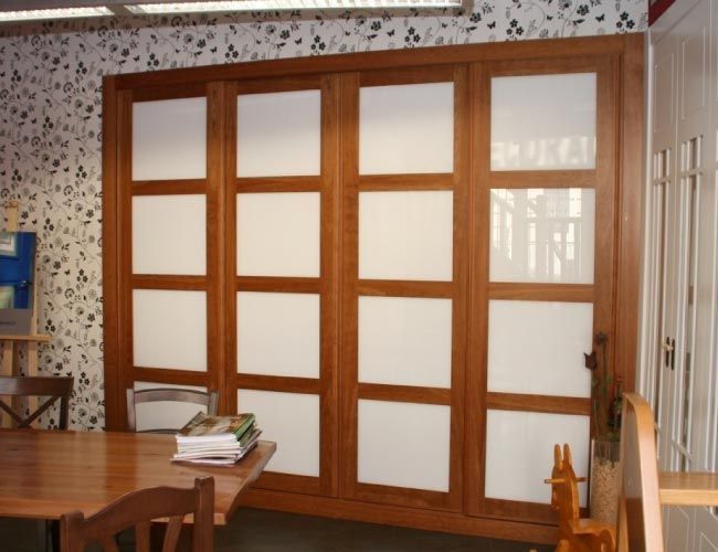 Una pared de madera con cuadrados blancos.