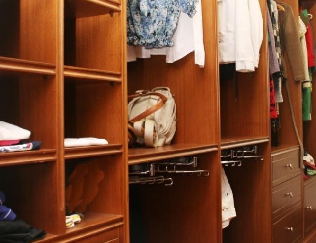 Un bolso se encuentra en un estante en un vestidor.