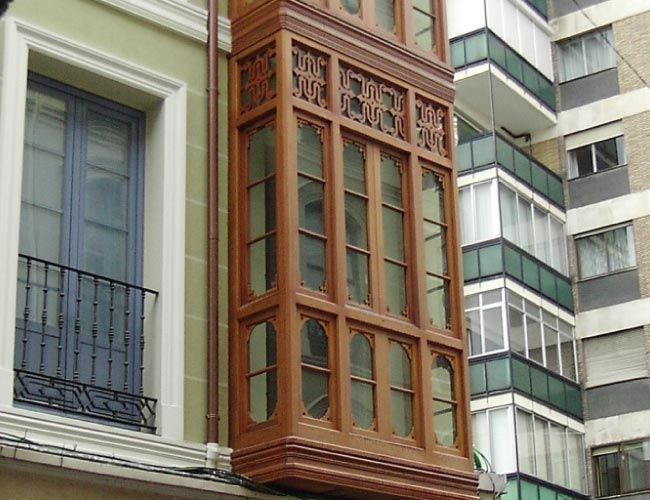 Un edificio con un balcón en el lateral.