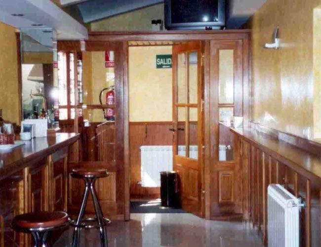 Una habitación con un extintor en la pared