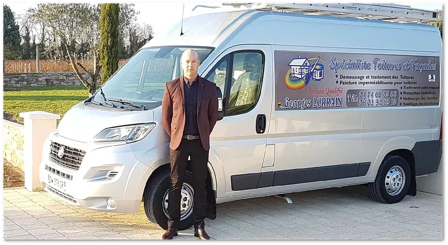 Notre artisan devant le camion de l'entreprise