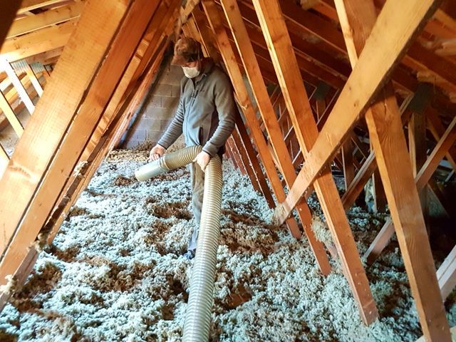 Homme qui isole des combles perdues