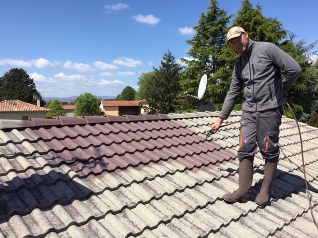 Traitement antimousse sur un toit