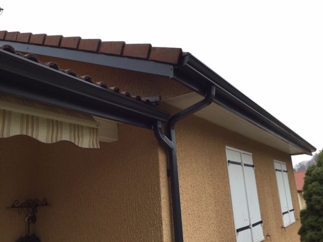 Gouttière moderne noire