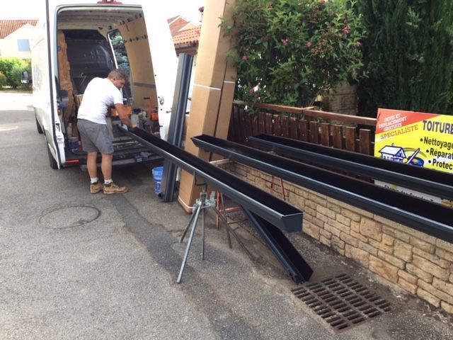 Artisan sortant de son camion des gouttières