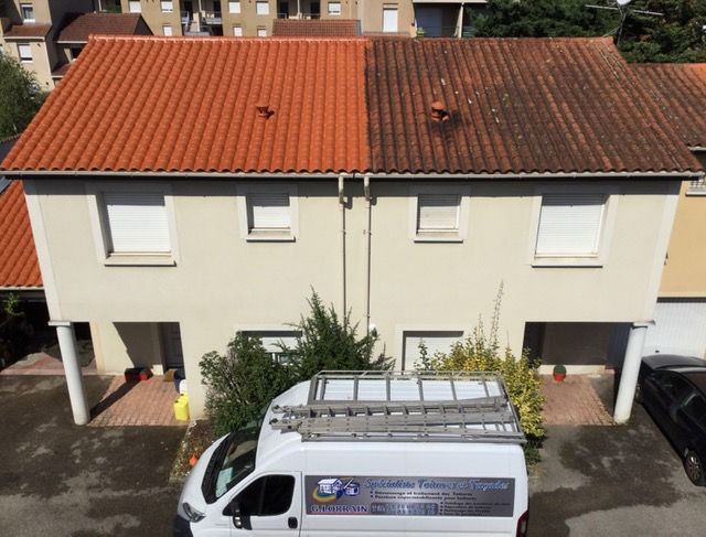 Toiture avant/après avec camion de l'entreprise devant