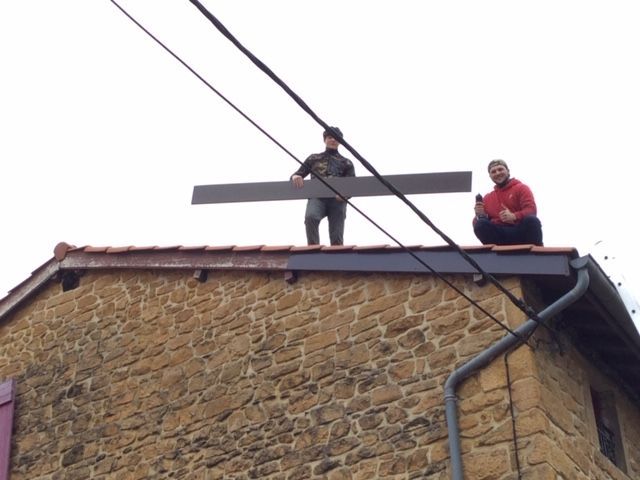 Artisans installant un habillage en aluminium