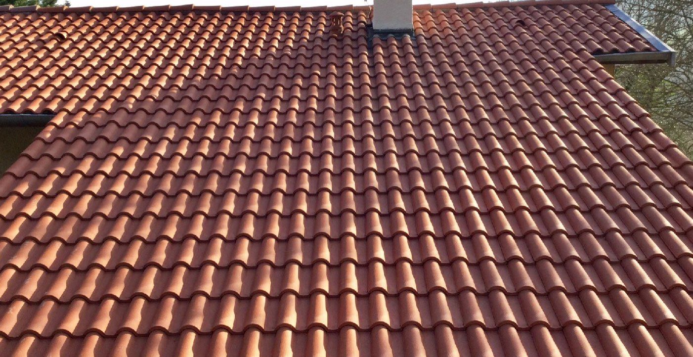 Toiture en tuile rouge après nettoyage