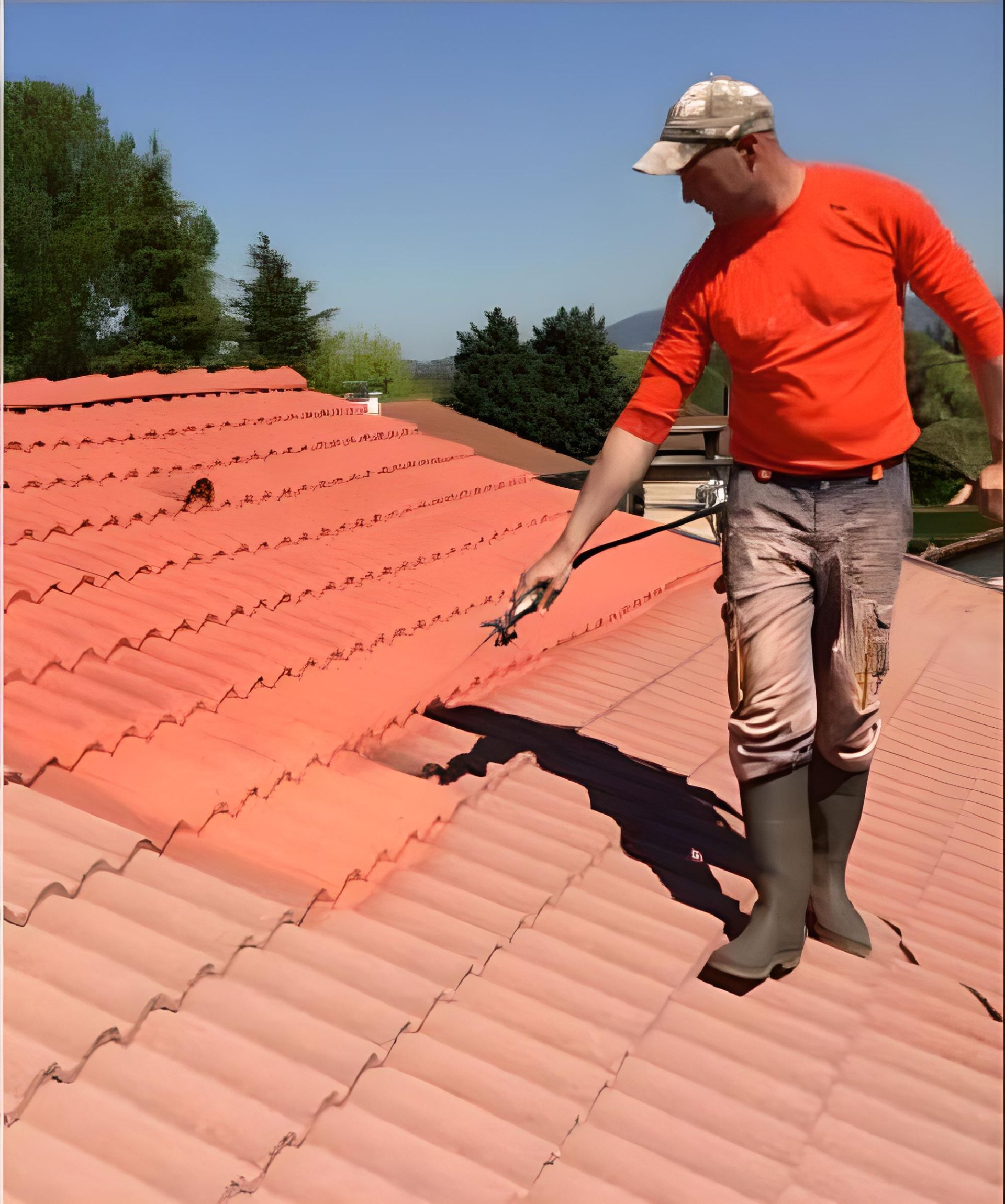 Artisan réalisant un traitement hydrofuge