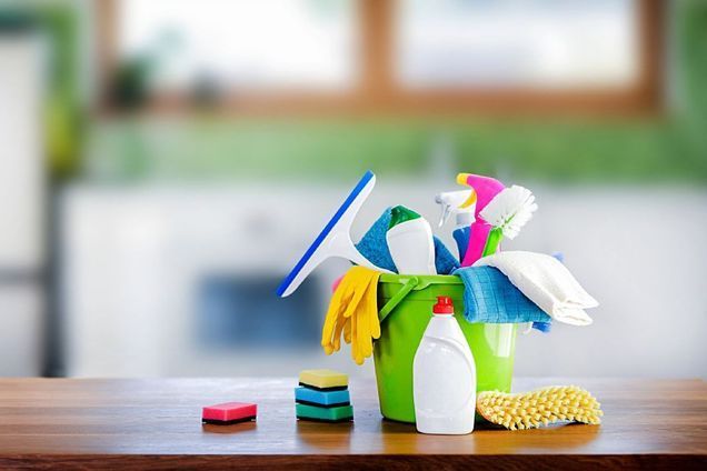 Siivoustarvikkeita esillä